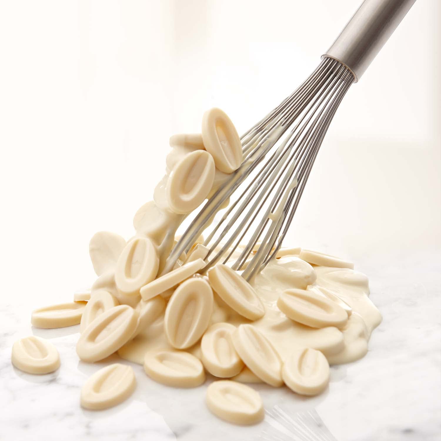 Valrhona Premium French Baking Creamy White Chocolate Discs (Feves) IVOIRE 35% Cacao. Easy Melt and Tempering. Hints of Vanilla & Warm Milk. For Sauces, Mousses, Frostings and Candies 250g (Pack of 1)