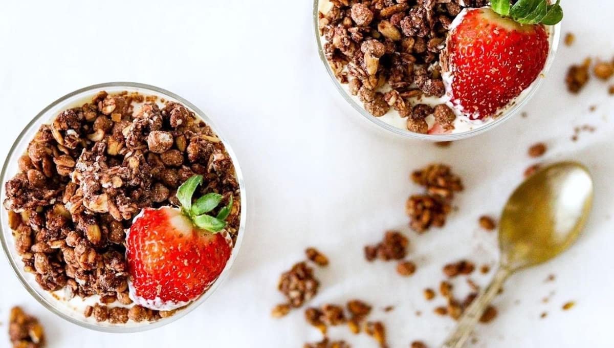 FUTURELIFE Smart Food Crunch Granola | 700g/24.7oz | 7g Protein | High Energy | Contains Probiotics | Rolled Oats | High In Dietary Fiber | Chocolate