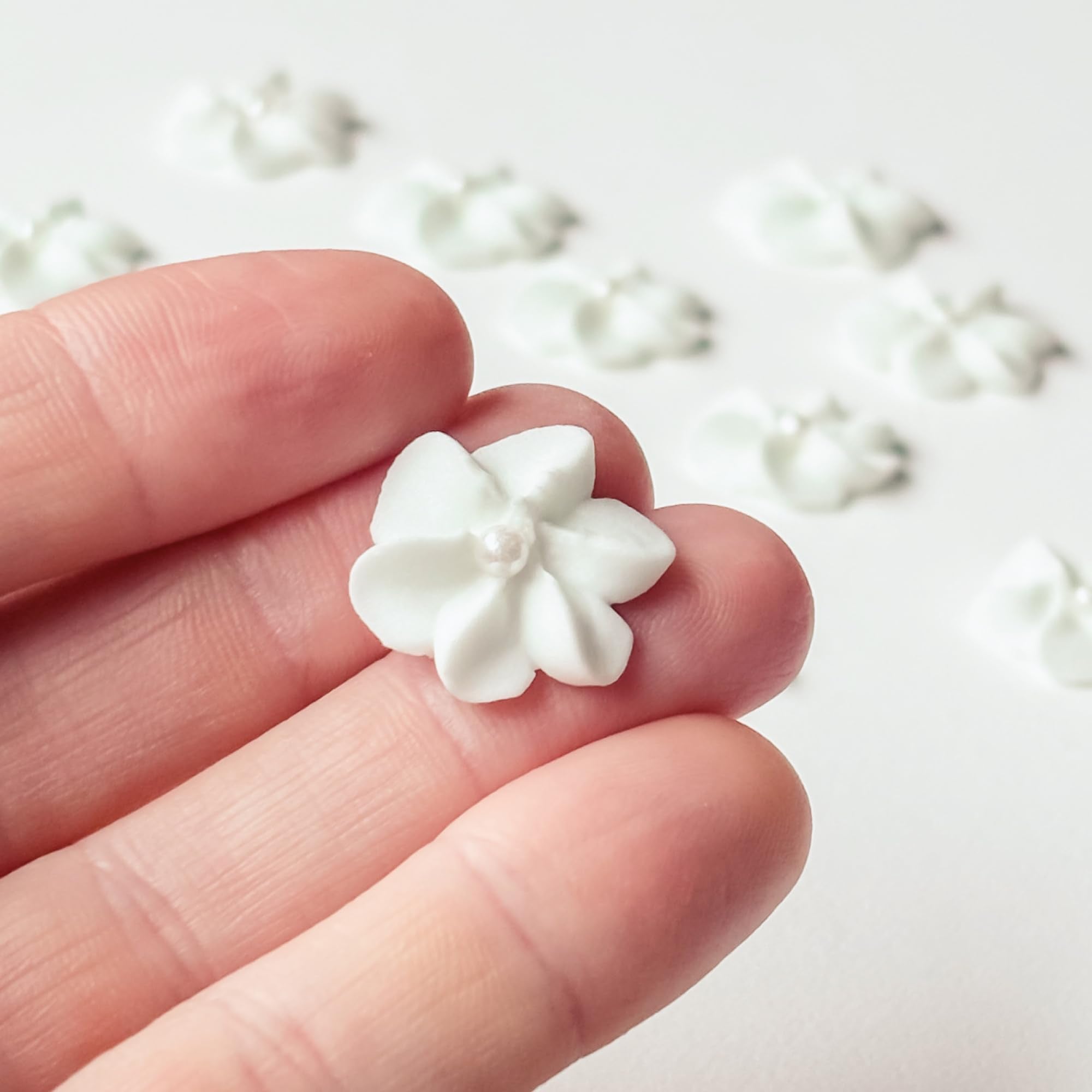 Mini Edible Royal Icing Flowers (36 Count), Petite Edible Flower Cake Decorations, Edible Flowers for Cupcakes, Flowers with Pearl Sprinkles for Cakes