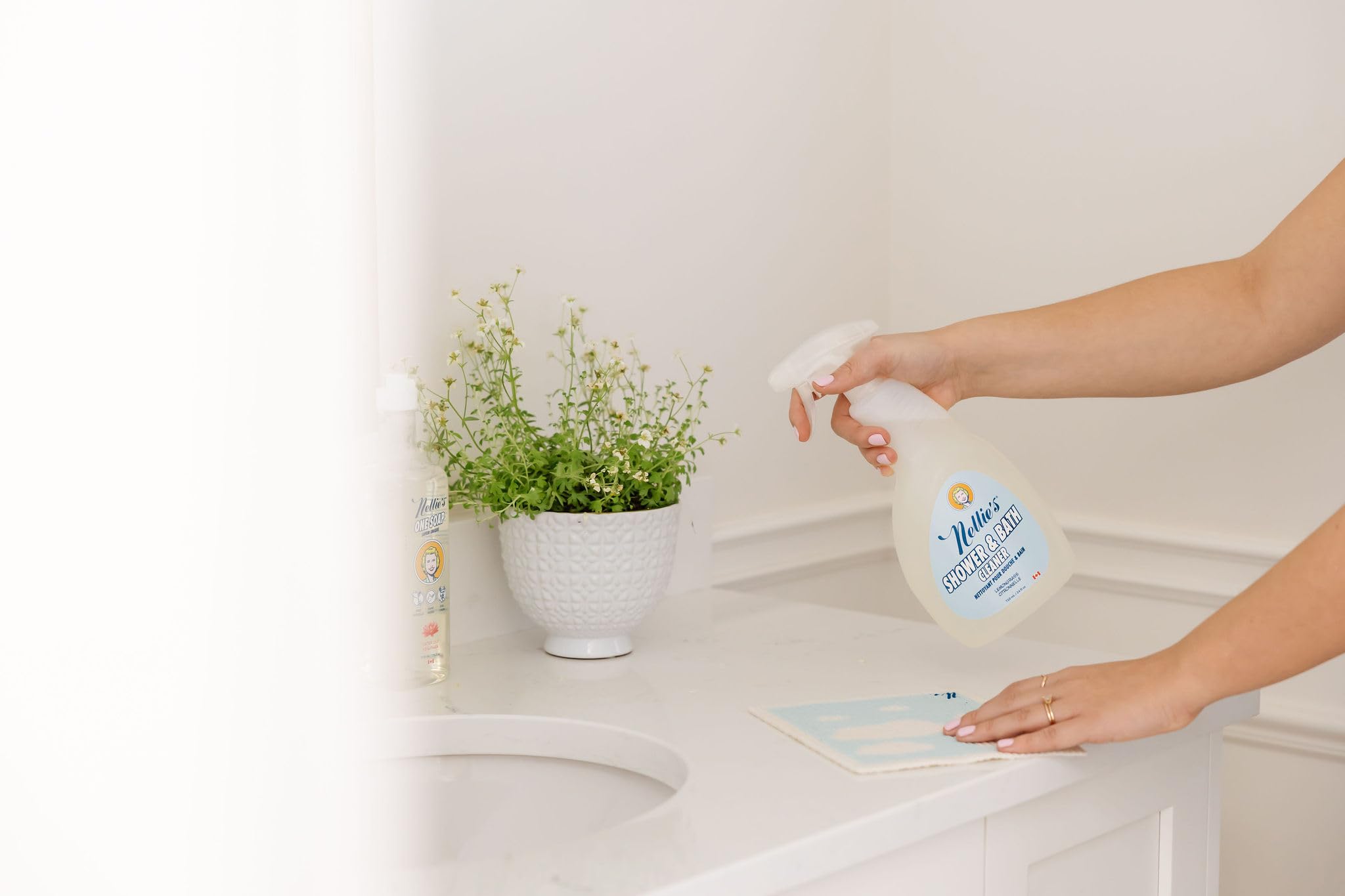 Nellie's All-Natural Shower and Bath Cleaner - Plant-Based Formula - Removes Soap Scum & Grime - Refreshing Lemongrass Scent - No Harsh Chemicals