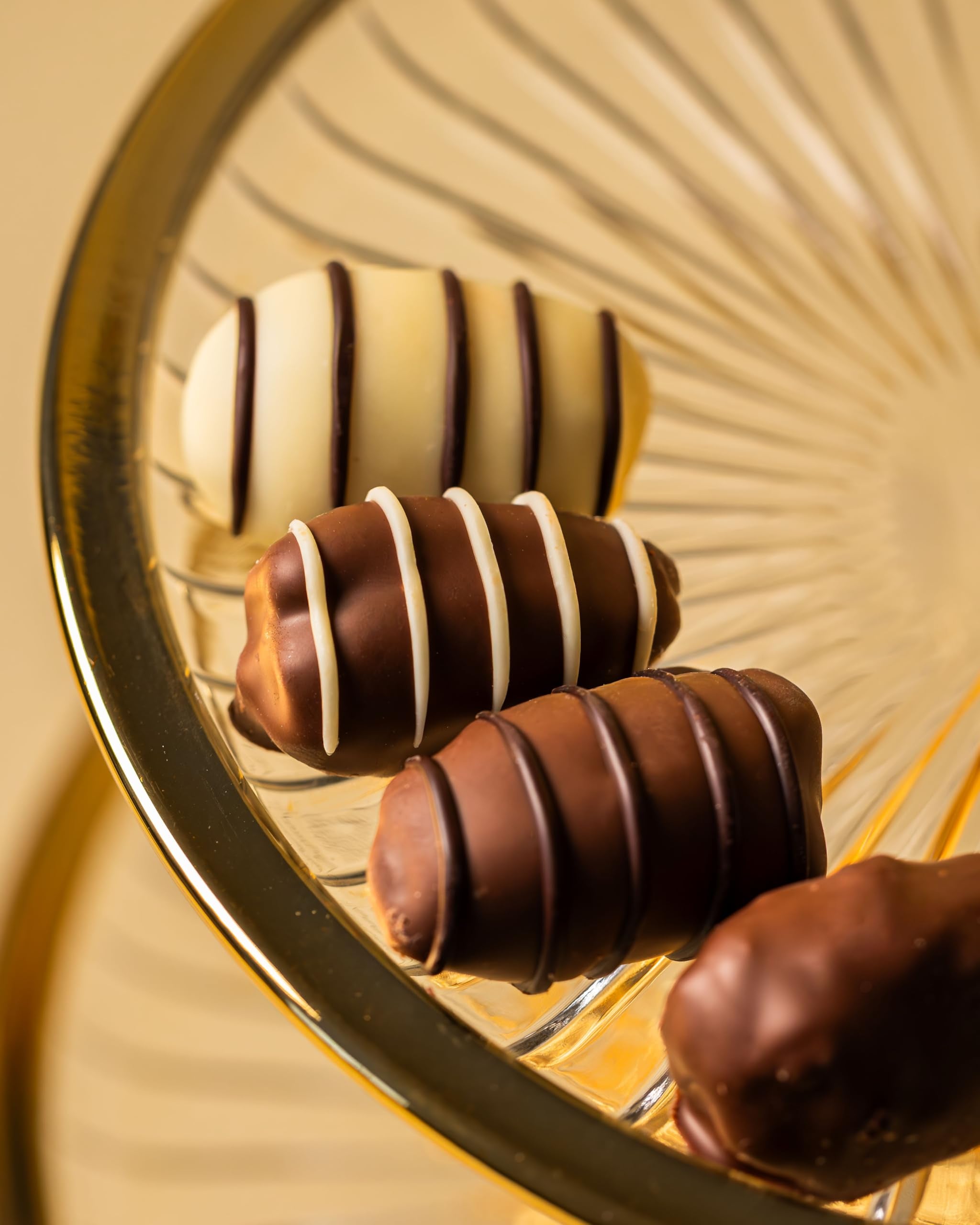 OMNIYA Delicacy - Chocolate Exquisite Dates Box (1 Count, 16-Piece Medjool Dates) - Stuffed & Coated with Milk Chocolate, Pistachio, Caramel & Lotus