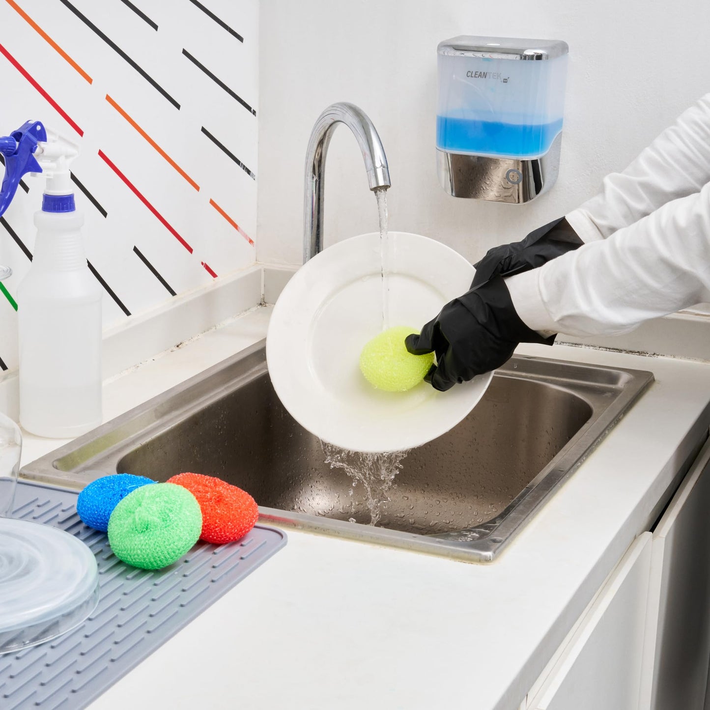 Restaurantware Plastic Dish Scrubbers 40 Pack 2.953 x 2.953 x 0.984 Inches Durable Non-Scratch Scrubbers Plastic Mesh Cleaning Pads Easy Grip Assorted