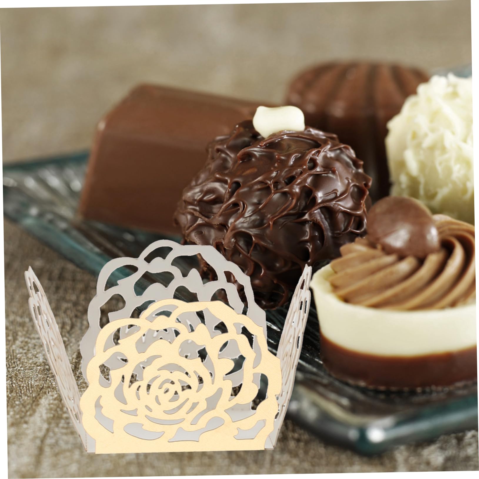 100pcs Hollow Rose Trim Chocolate Candy Cups for Elegant Chocolate Packaging for Weddings Parties Dessert Displays Material