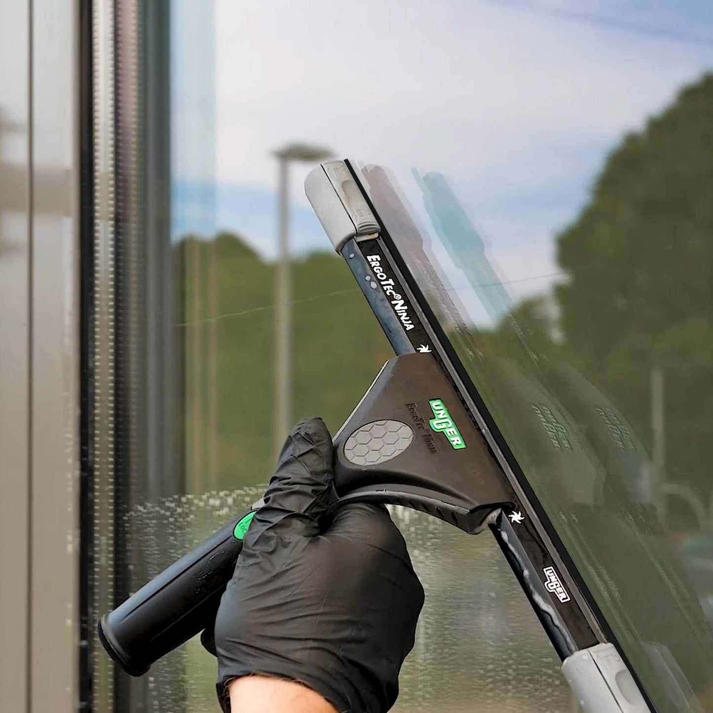 Unger Commercial ErgoTec Advanced Window Cleaning Ninja Kit 4-in-1 - Squeegee, Scrubber, Tool Holder, Microfiber Cloth - Professional Indoor/Outdoor