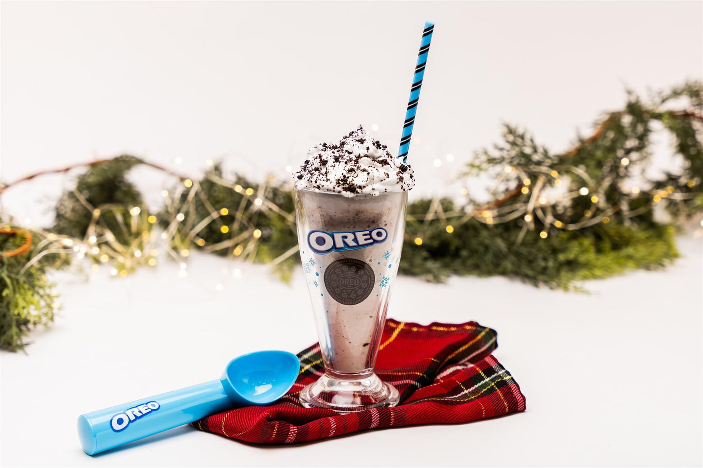 Frankford Candy OREO Cookies and Cream Milkshake Gift Set with Cookie Pieces, 2 Glass Cups, 2 Straws, and Ice Cream Scoop