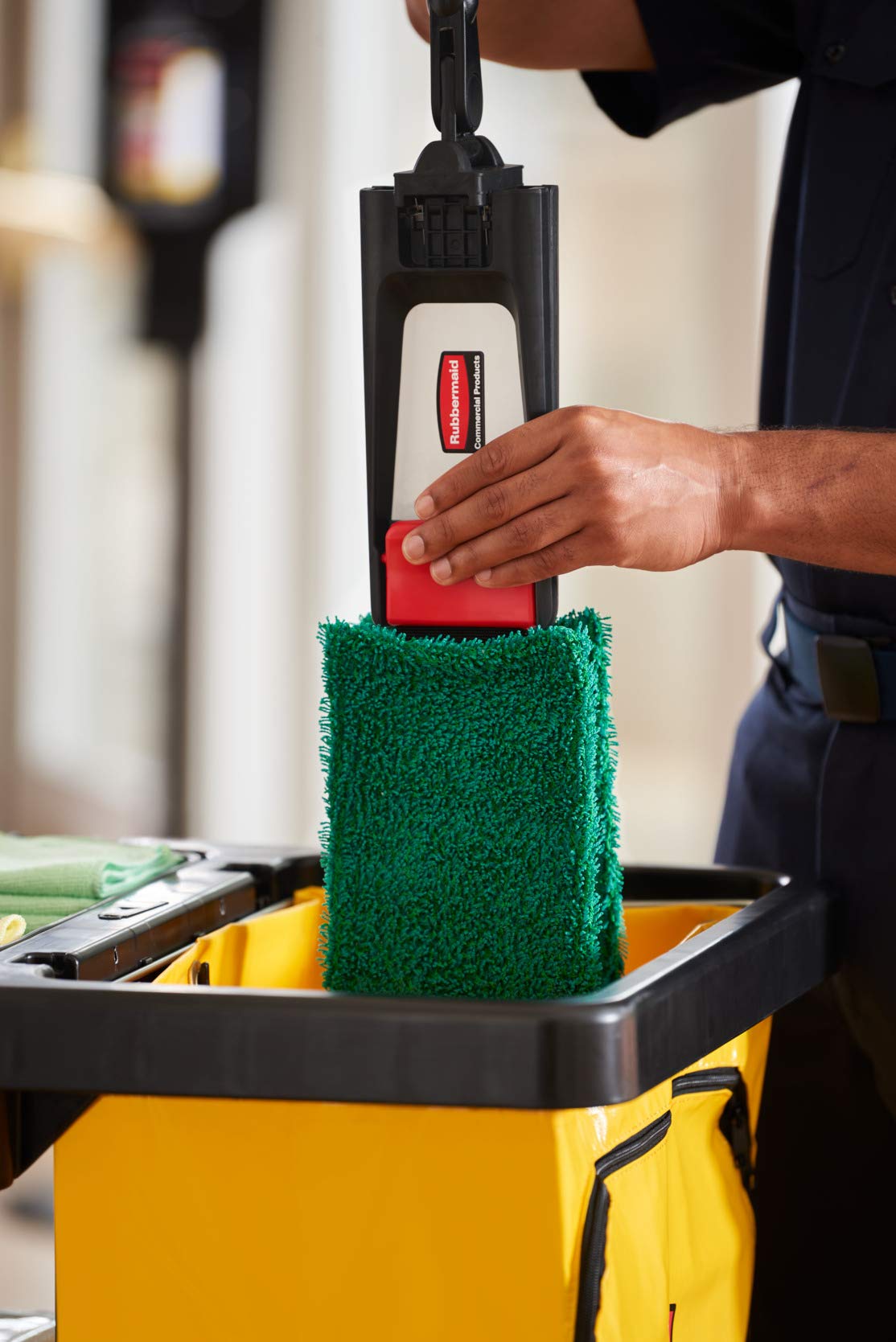 Rubbermaid Commercial Products 18 inch Adaptable Flat Mop Microfiber Pad Green for Janitorial/Professional Cleaners and Light-Duty Cleaning/Mopping