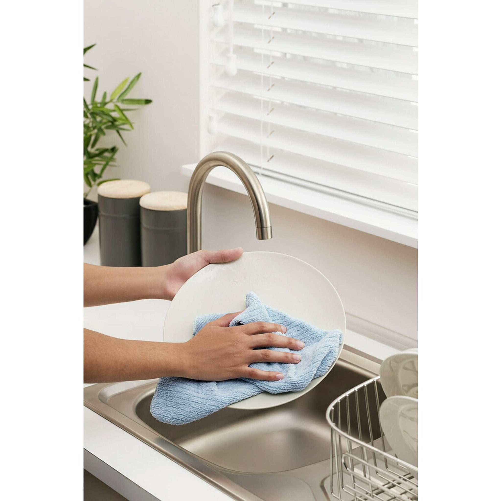 Scotch-Brite 3-in-1 Microfiber Kitchen Cloth, Streak-Free Cleaning, 1 Cloth