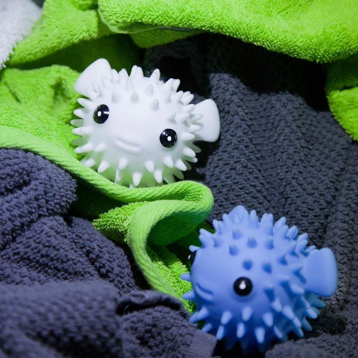 Kikkerland Set of Two Reusable Dryer Buddies for Laundry - Fabric Softener Dryer Balls - Control Static, Remove Wrinkles, Dry Clothes Faster, Puffer