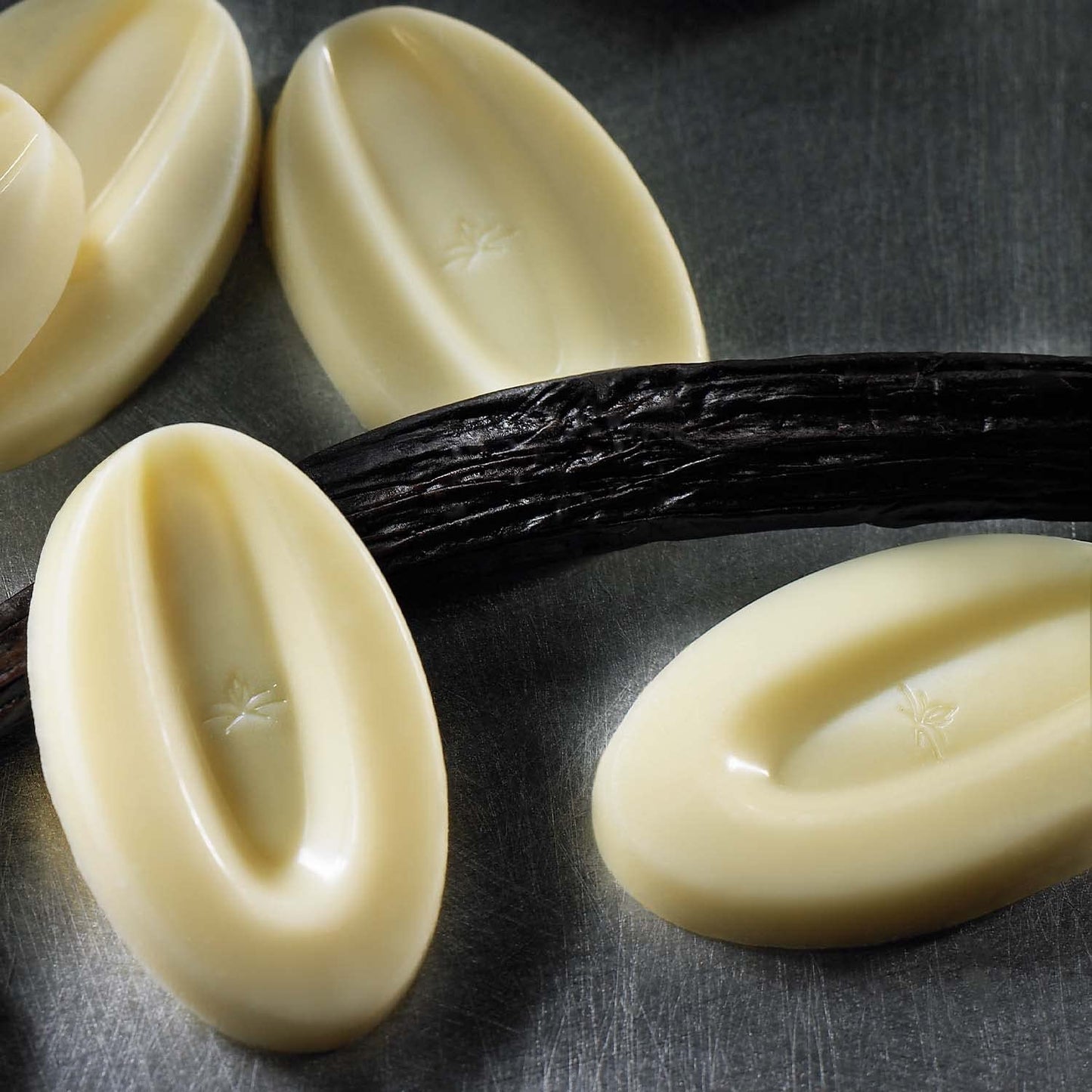 Valrhona Premium French Baking Creamy White Chocolate Discs (Feves) IVOIRE 35% Cacao. Easy Melt and Tempering. Hints of Vanilla & Warm Milk. For Sauces, Mousses, Frostings and Candies 250g (Pack of 1)