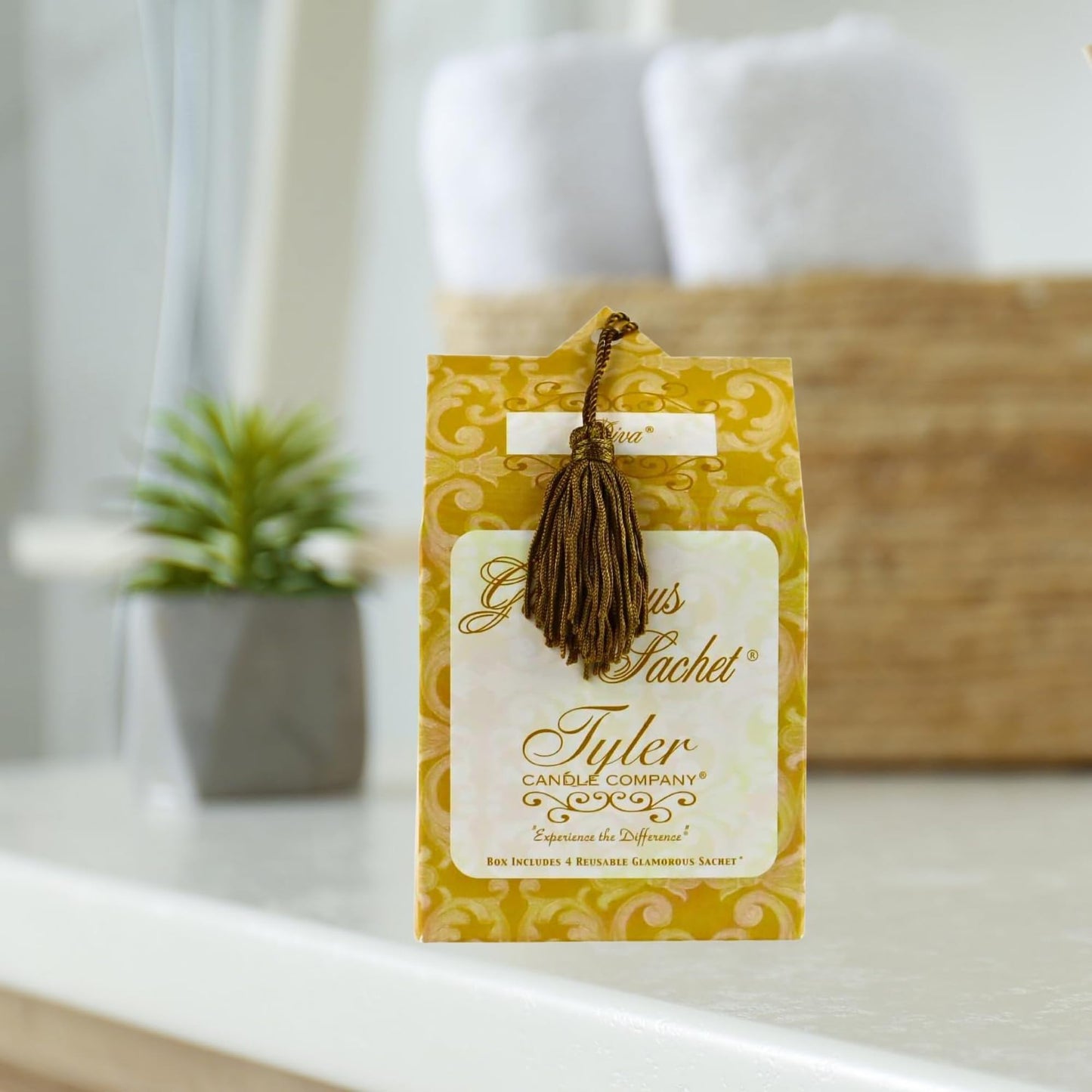 Elanze Designs Tyler Candle Glamorous Wash 32 Ounce, Scented Sachet, and Autoglam Air Freshener, 3 Piece Gift Bundle Set, Diva Fragrance