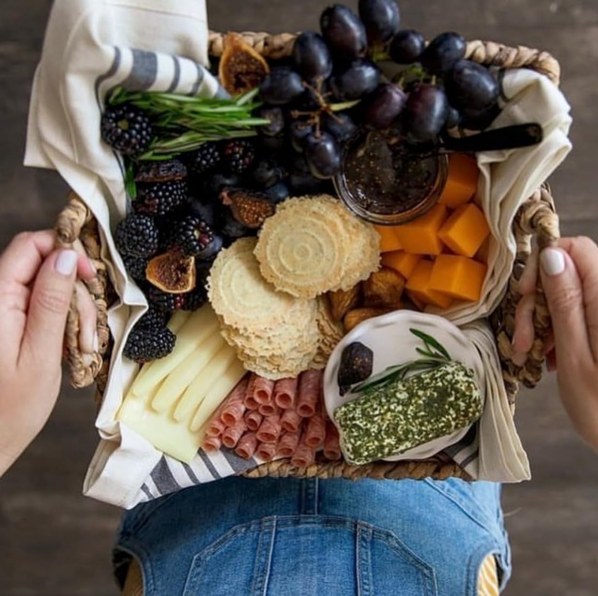 34 Degrees Rosemary Crisps | Light & Crunchy Thin Crackers for Charcuterie, Cheese Boards & Entertaining, Single Pack (4.5oz)