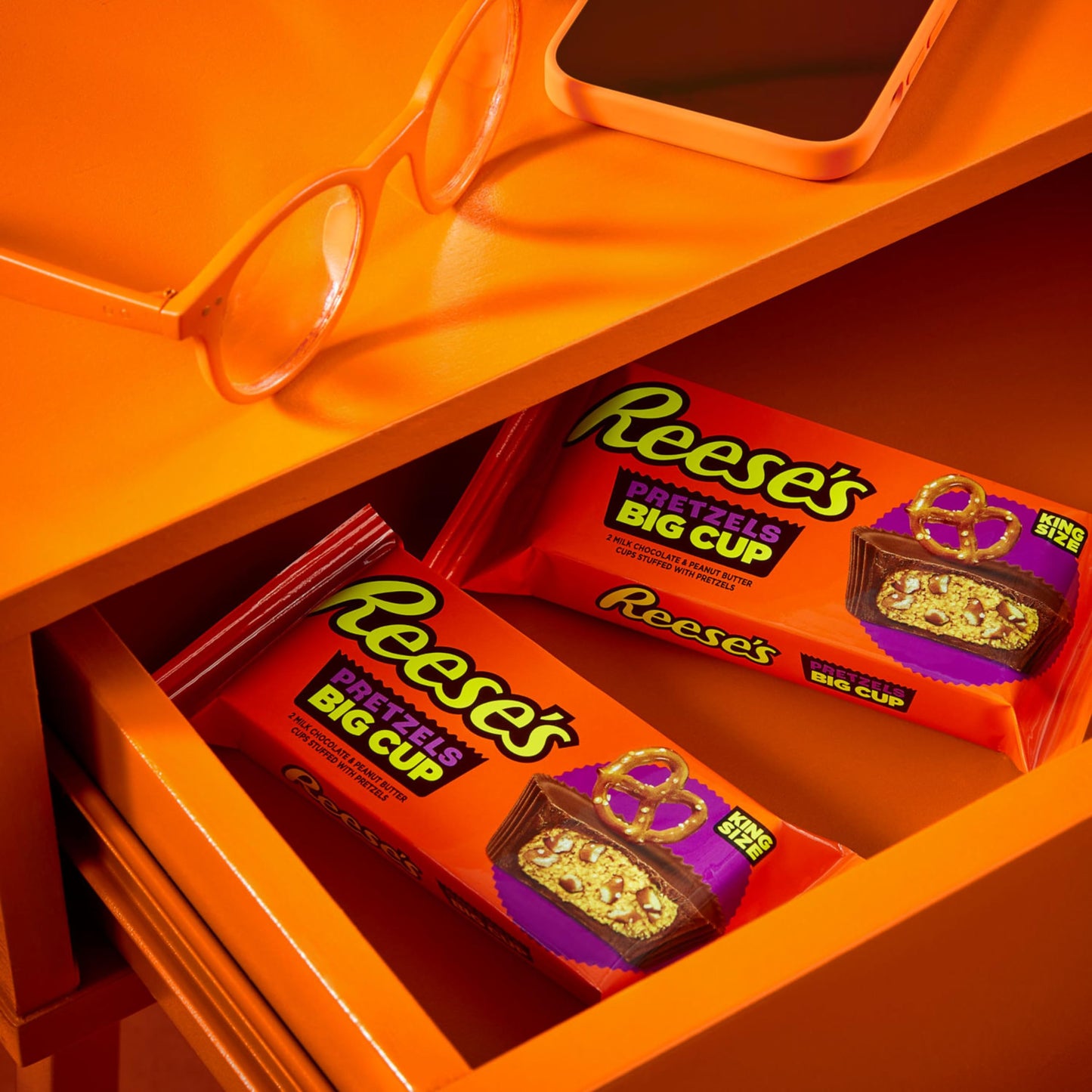 REESE'S Big Cup with Pretzels Milk Chocolate King Size Peanut Butter Cups, Candy Packs, 2.6 oz (16 Count)