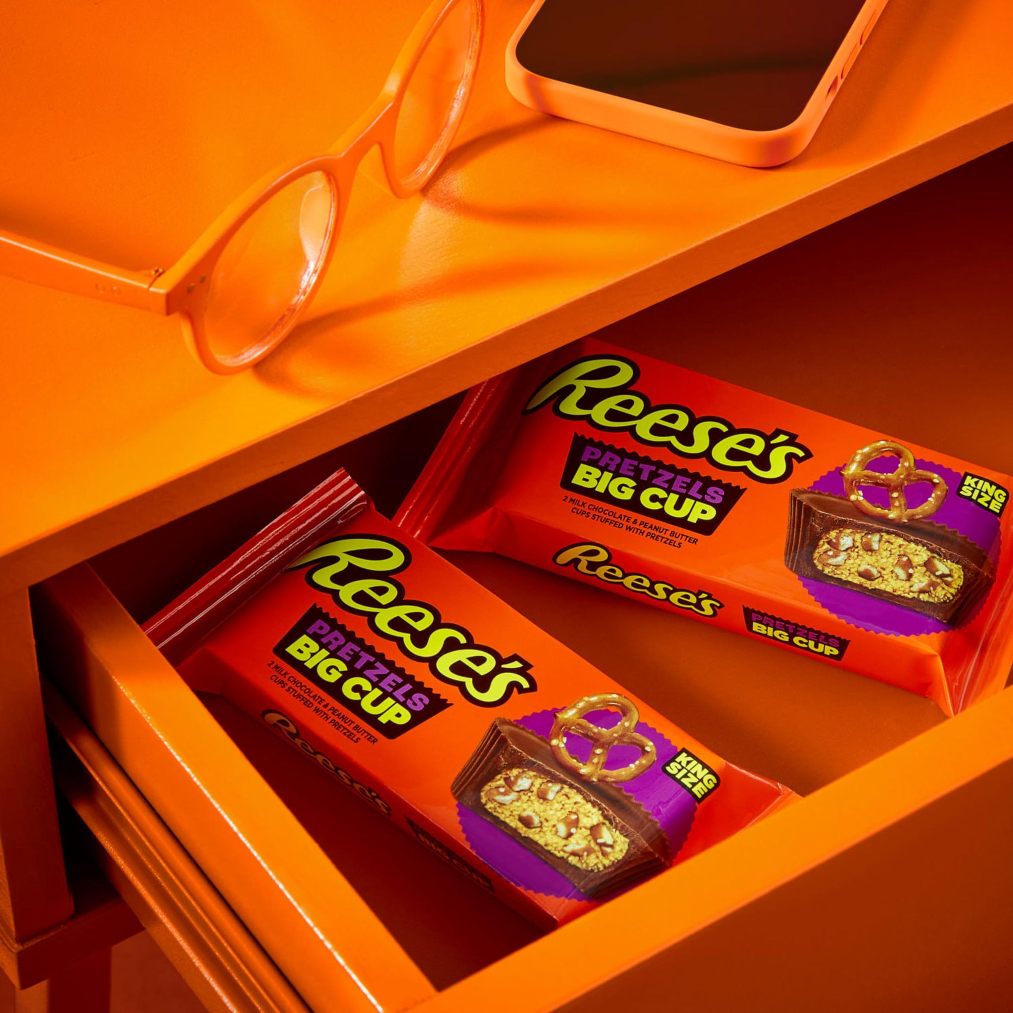 REESE'S Big Cup with Pretzels Milk Chocolate King Size Peanut Butter Cups, Candy Packs, 2.6 oz (16 Count)