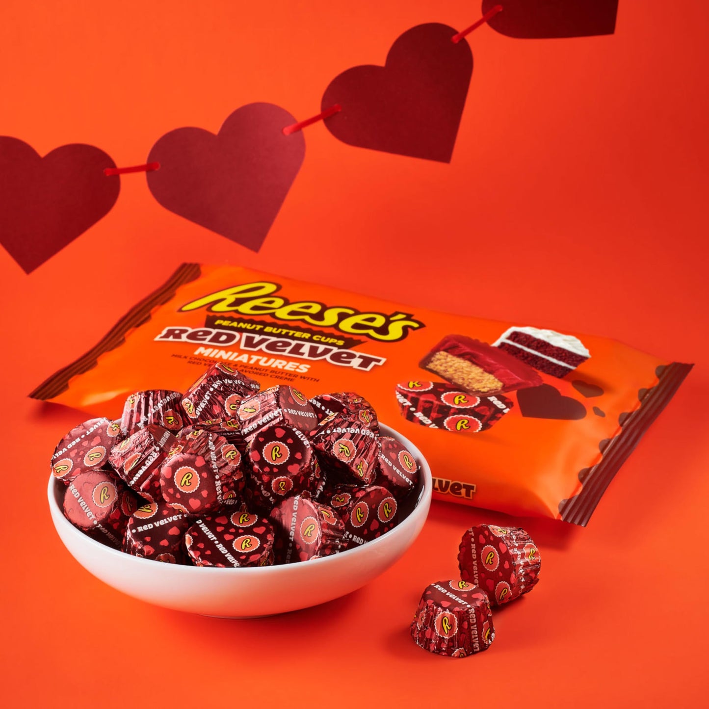 REESE'S Miniatures Red Velvet Flavored Milk Chocolate Peanut Butter Cups, Valentine's Candy Bag, 9.3 oz
