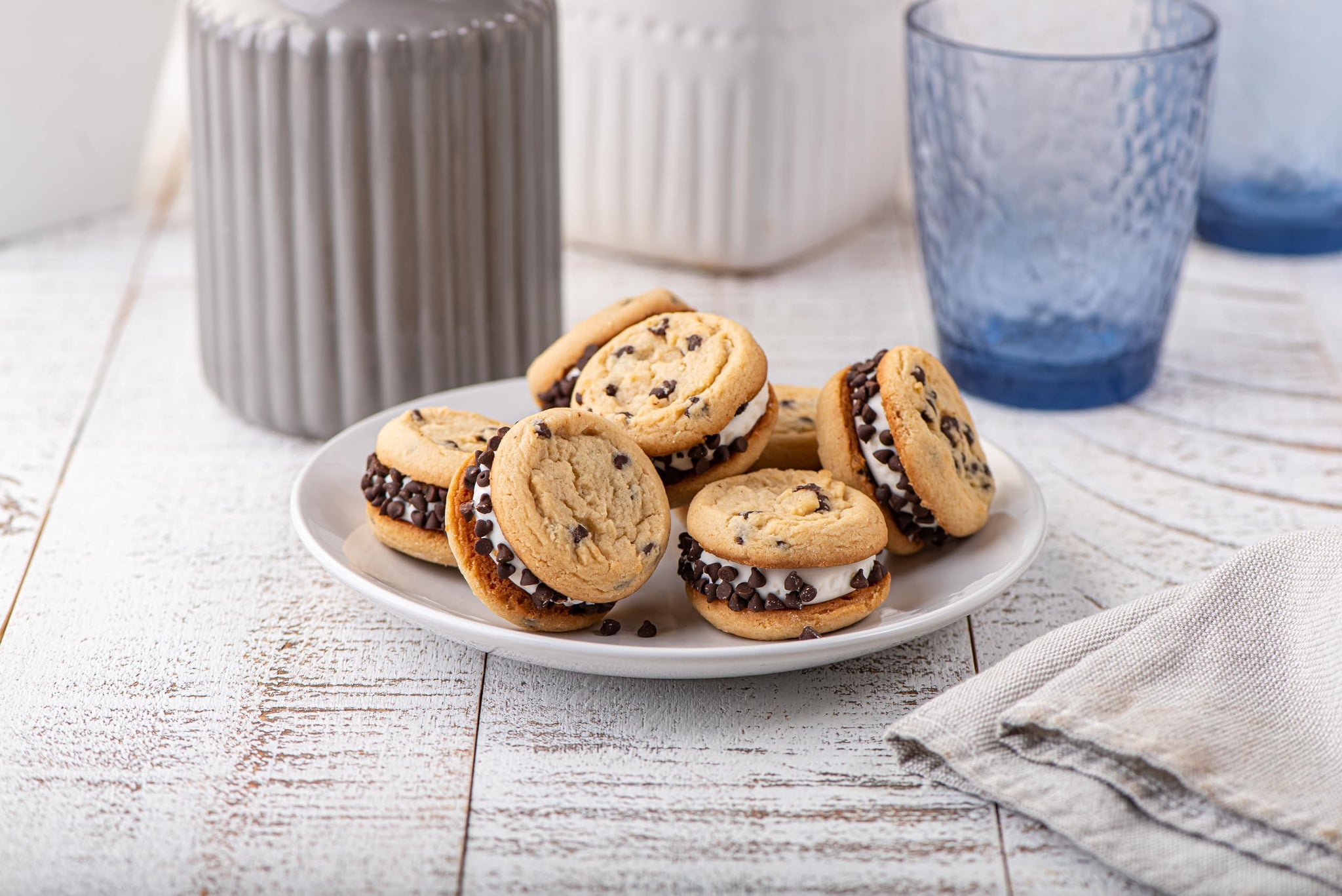 Our Specialty Chocolate Chip Cookies, Sandwich Cookies with Vanilla Icing, 6 Count Frozen