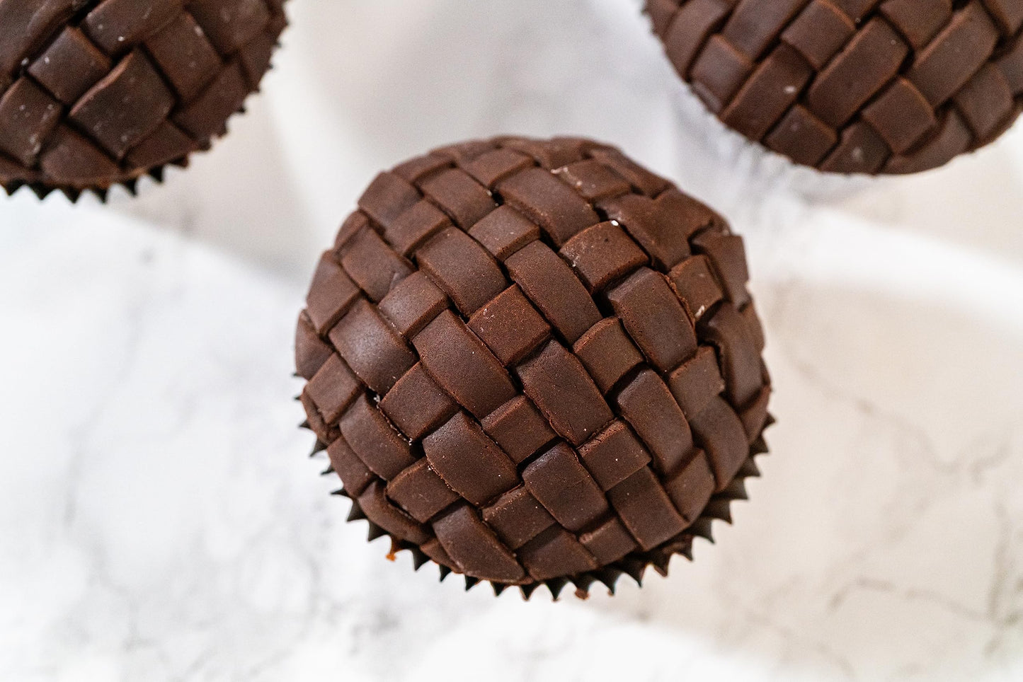 Bakerpan Premium Rolled Brown Fondant for Cake Decorating - 1 Pound, Chocolate Flavor (Made in USA)