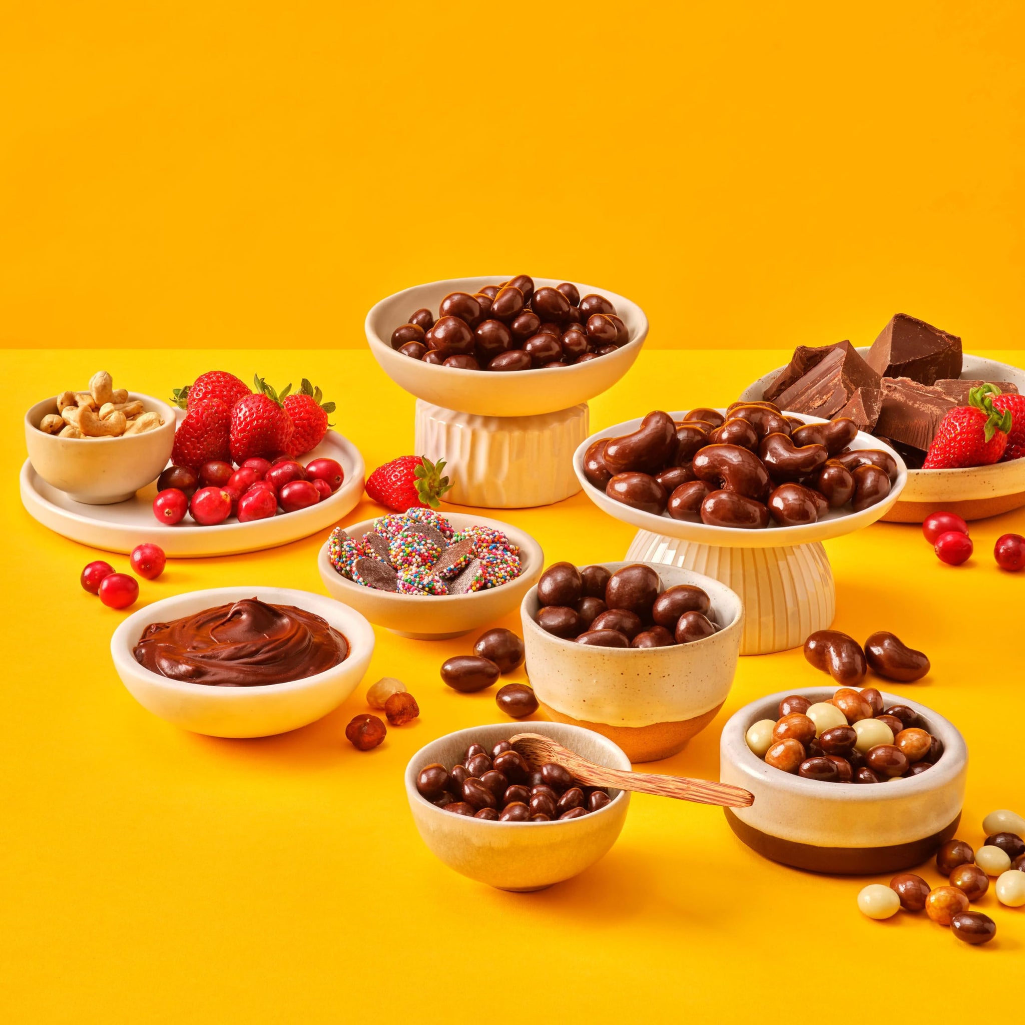 Yupik Milk Chocolate Covered Raisins, 2.2 lb (35.2 oz), Kosher, Raisins Dipped in Fine Milk Chocolate, Smooth & Chewy, Chocolate Candy, Sweet Snacks