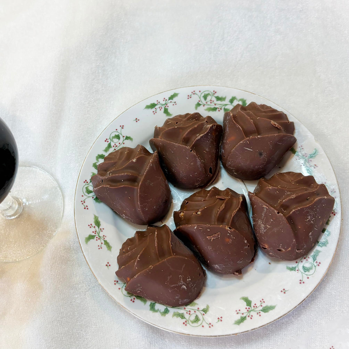 Chocolate Gourmet Homemade Snack 6-Piece 4.7 oz Large Rose Shape with Nuts