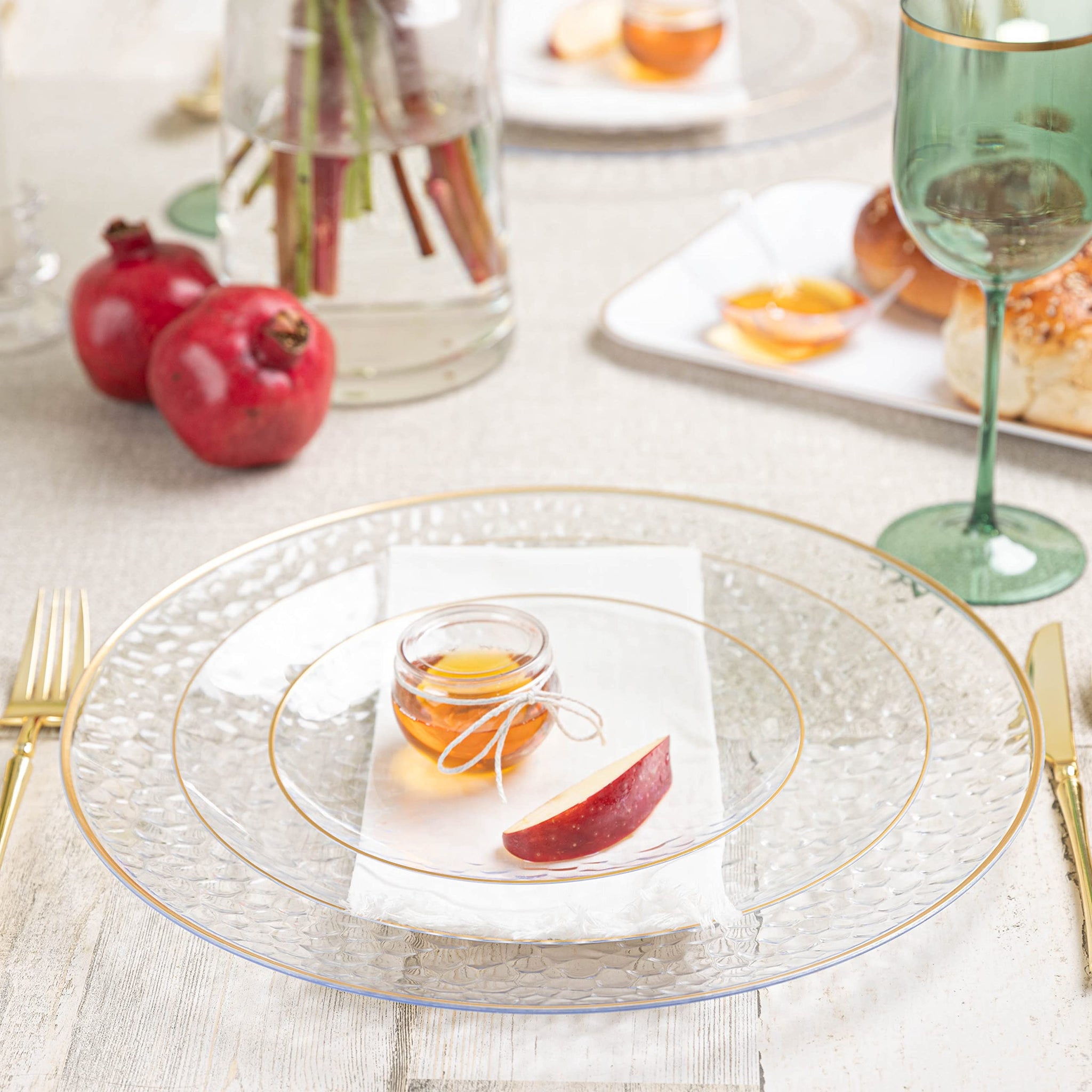 PLASTICPRO 30 Pack Hammered Plastic Plates Heavyweight Disposable Plastic Plates Elegant Clear Hammered Rim Platsic Party Dishes (Hamered Clear