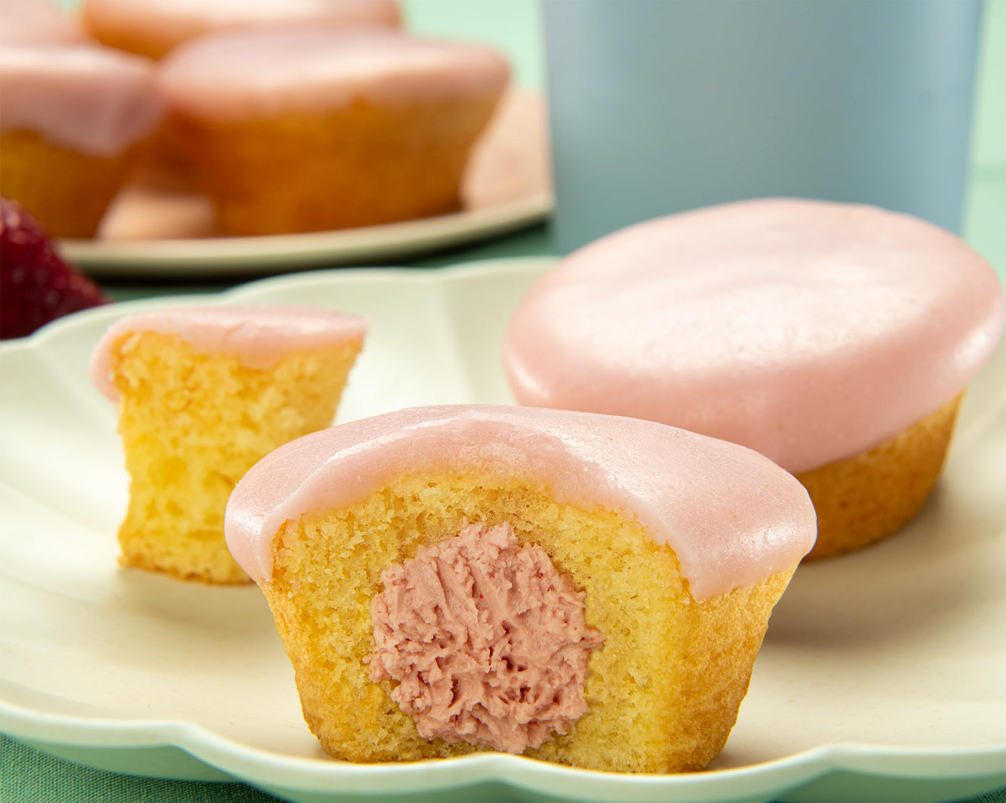 Katz Gluten Free Creme Filled Strawberry Cupcakes. Free of Dairy, Peanuts, Tree Nuts, and Sesame. Kosher, 7oz (1Pk)
