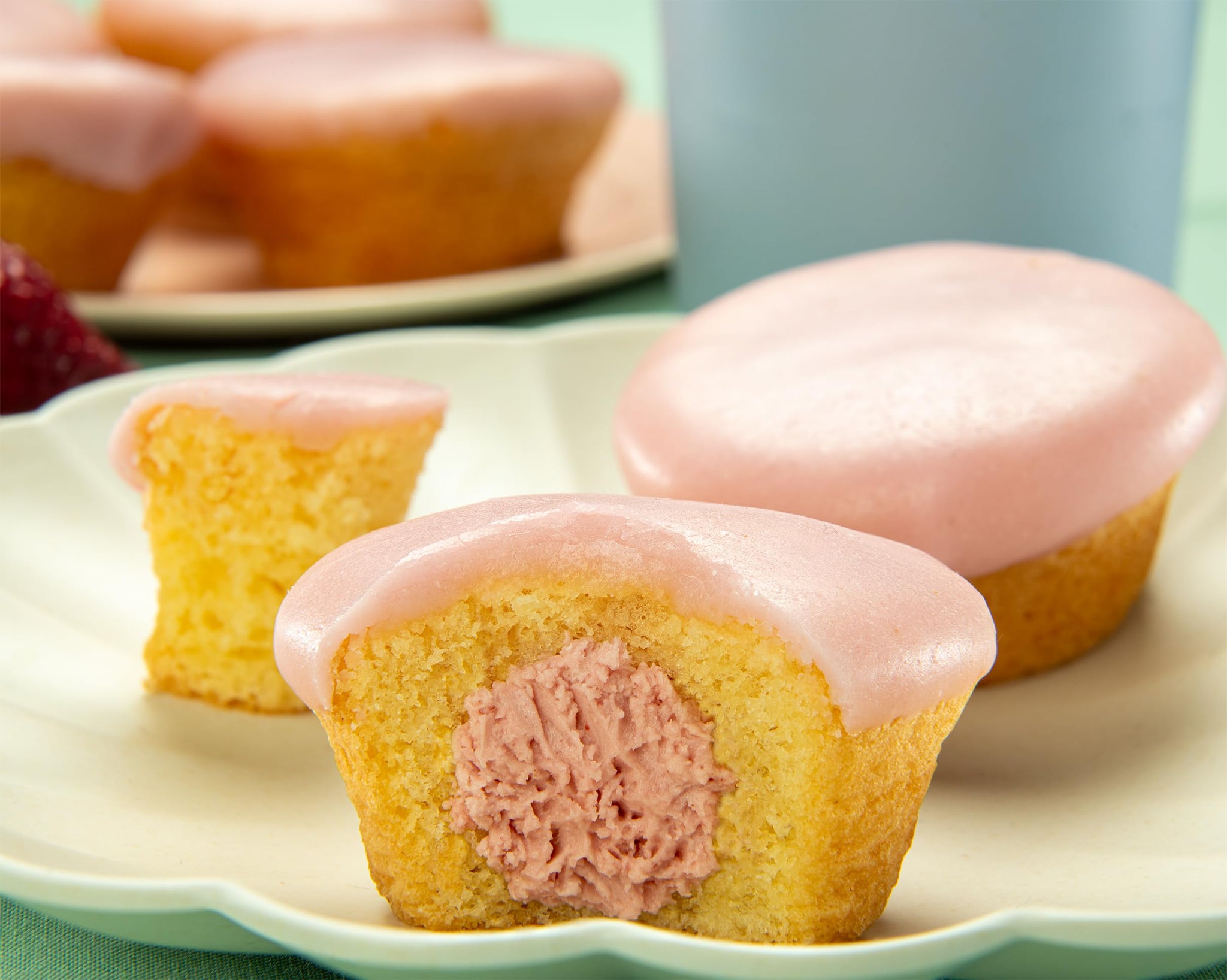 Katz Gluten Free Creme Filled Strawberry Cupcakes. Free of Dairy, Peanuts, Tree Nuts, and Sesame. Kosher, 7oz (1Pk)