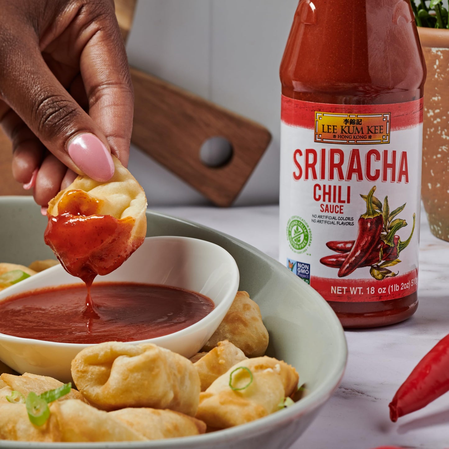 Lee Kum Kee Sriracha Chili Sauce Plastic Bottle (18 oz - 1 Pack), Gluten Free, Non-GMO, Vegan, Spicy, Hot and Sweet with a Hint of Garlic, Perfect