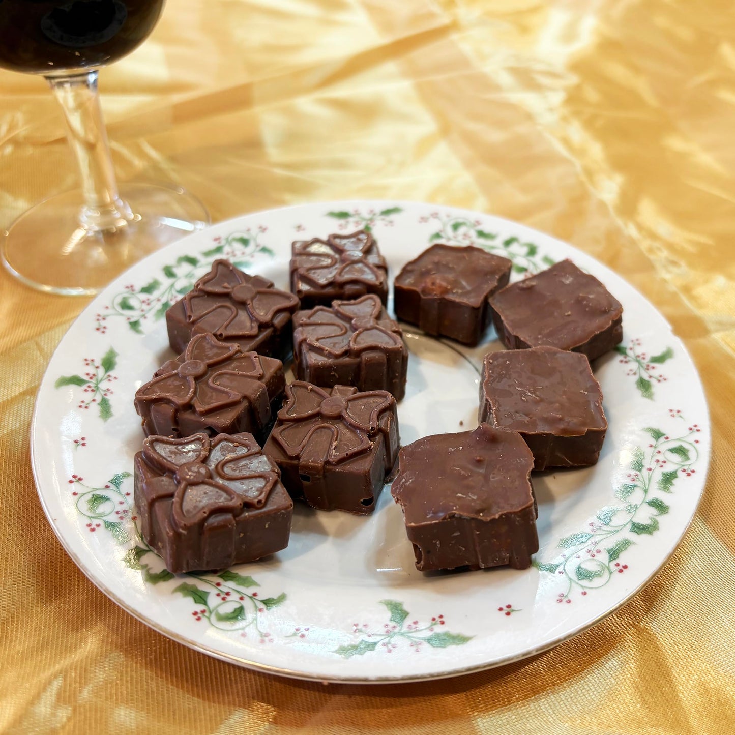 10-PIECE 3 OZ Chocolate Gourmet Homemade Snack with Nuts GIFTBOX Shape CHOCOLATE-GIFTBOX-2D
