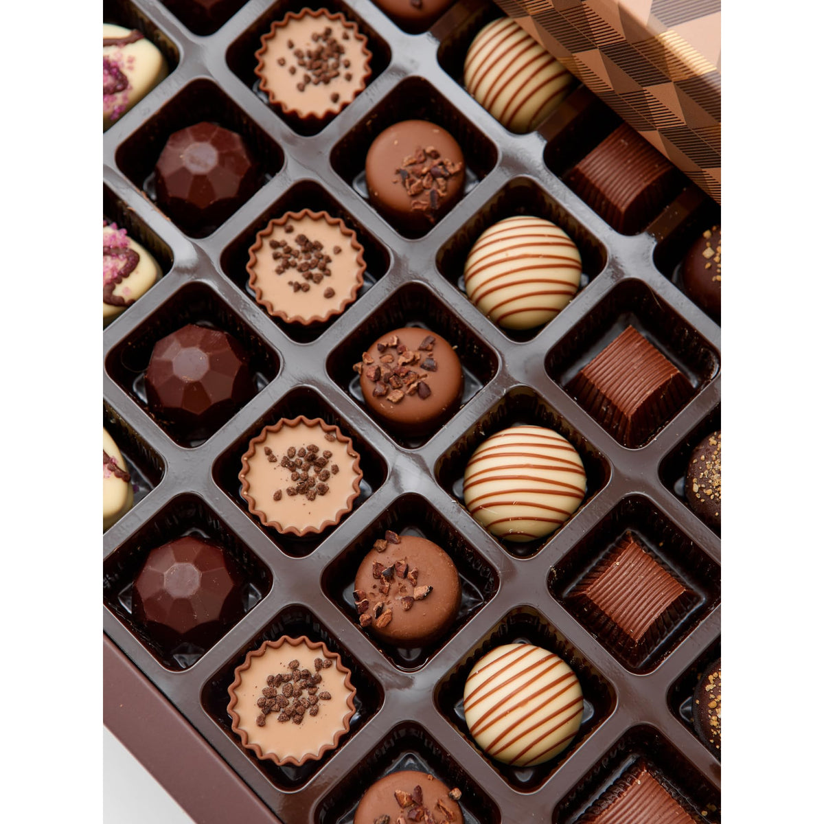 Aramella - 40 Piece Belgian Chocolate Assortment - Brown Gift Box With Gift Bag (17.9oz / 510g)