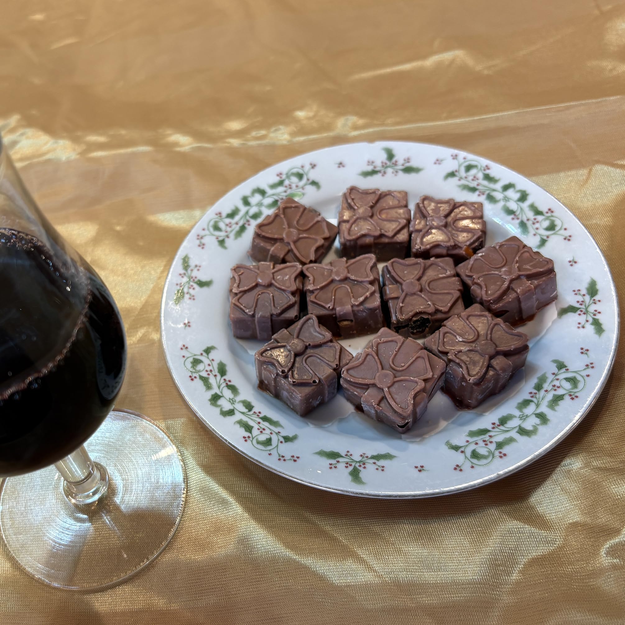 10-PIECE 3 OZ Chocolate Gourmet Homemade Snack with Nuts GIFTBOX Shape CHOCOLATE-GIFTBOX-2D