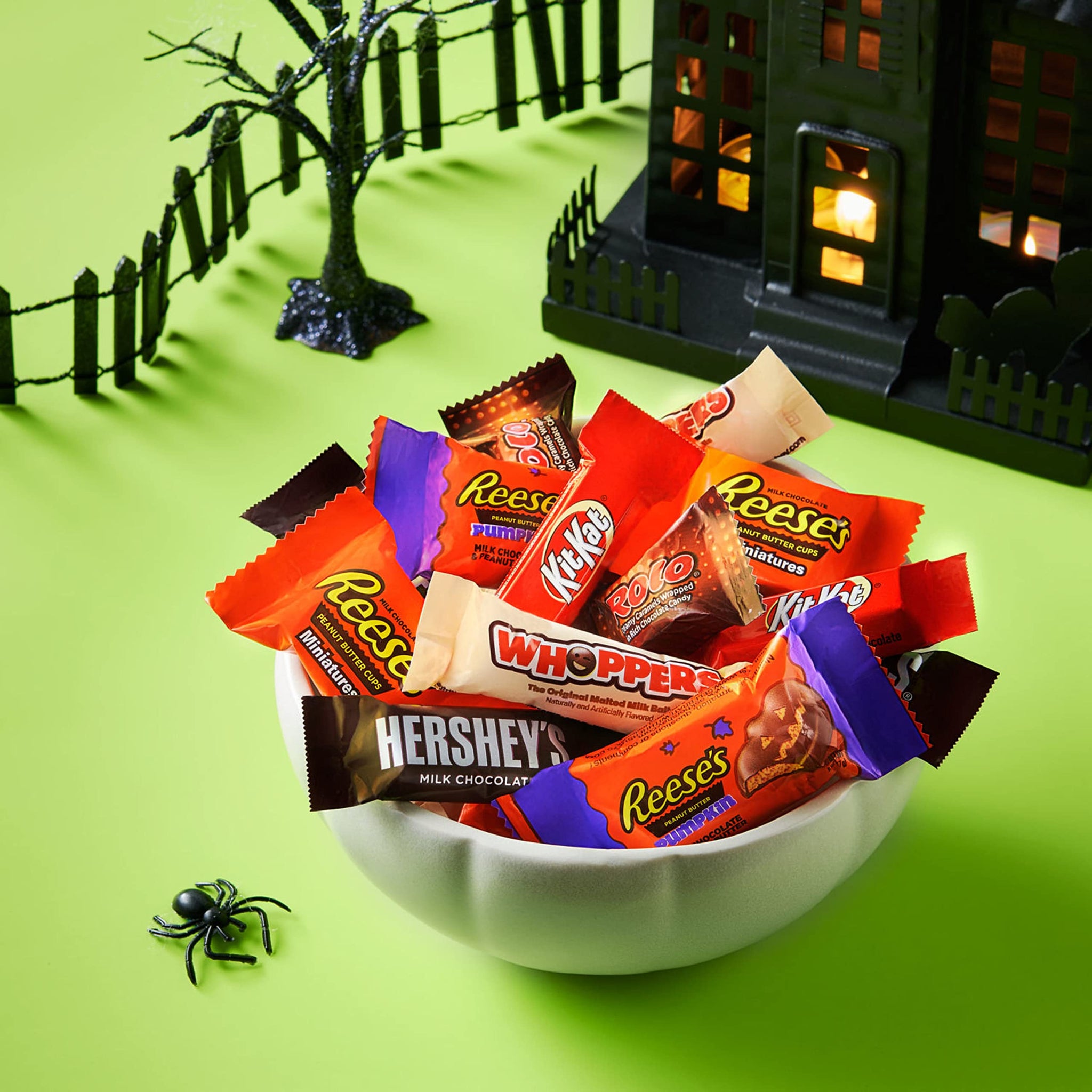 Hershey Assorted Chocolate Flavors Miniatures, Halloween Candy Bulk Bag, 46.17 oz (155 pieces)