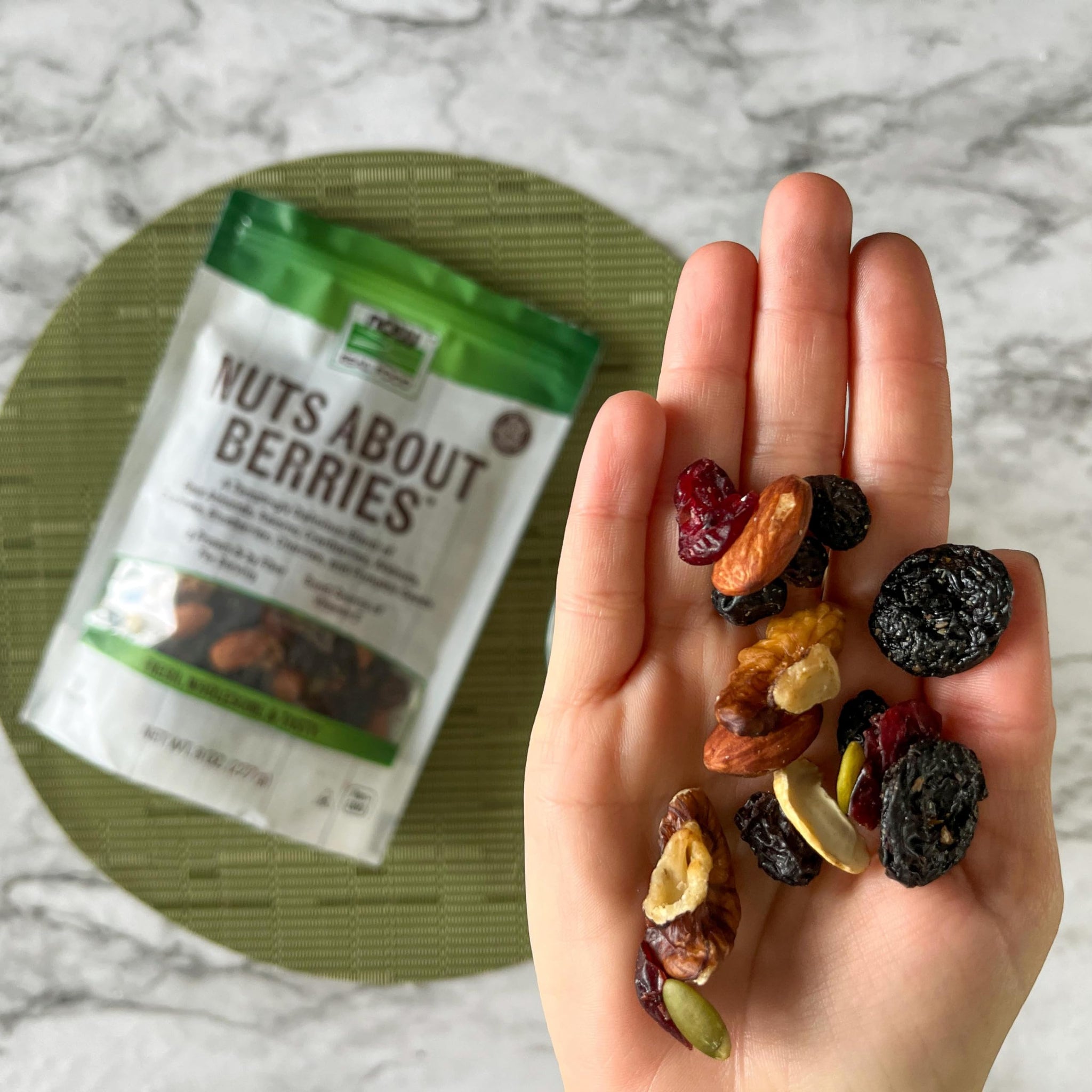 NOW Foods, Nuts About Berries™, Delicious Blend of Raw Almonds, Raisins, Cranberries, Walnuts, Cashews, Blueberries, Cherries and Pumpkin Seeds