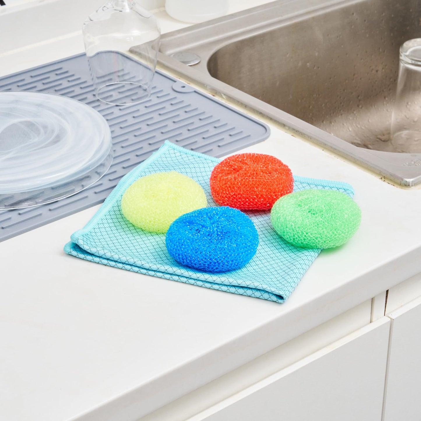 Restaurantware Plastic Dish Scrubbers 40 Pack 2.953 x 2.953 x 0.984 Inches Durable Non-Scratch Scrubbers Plastic Mesh Cleaning Pads Easy Grip Assorted