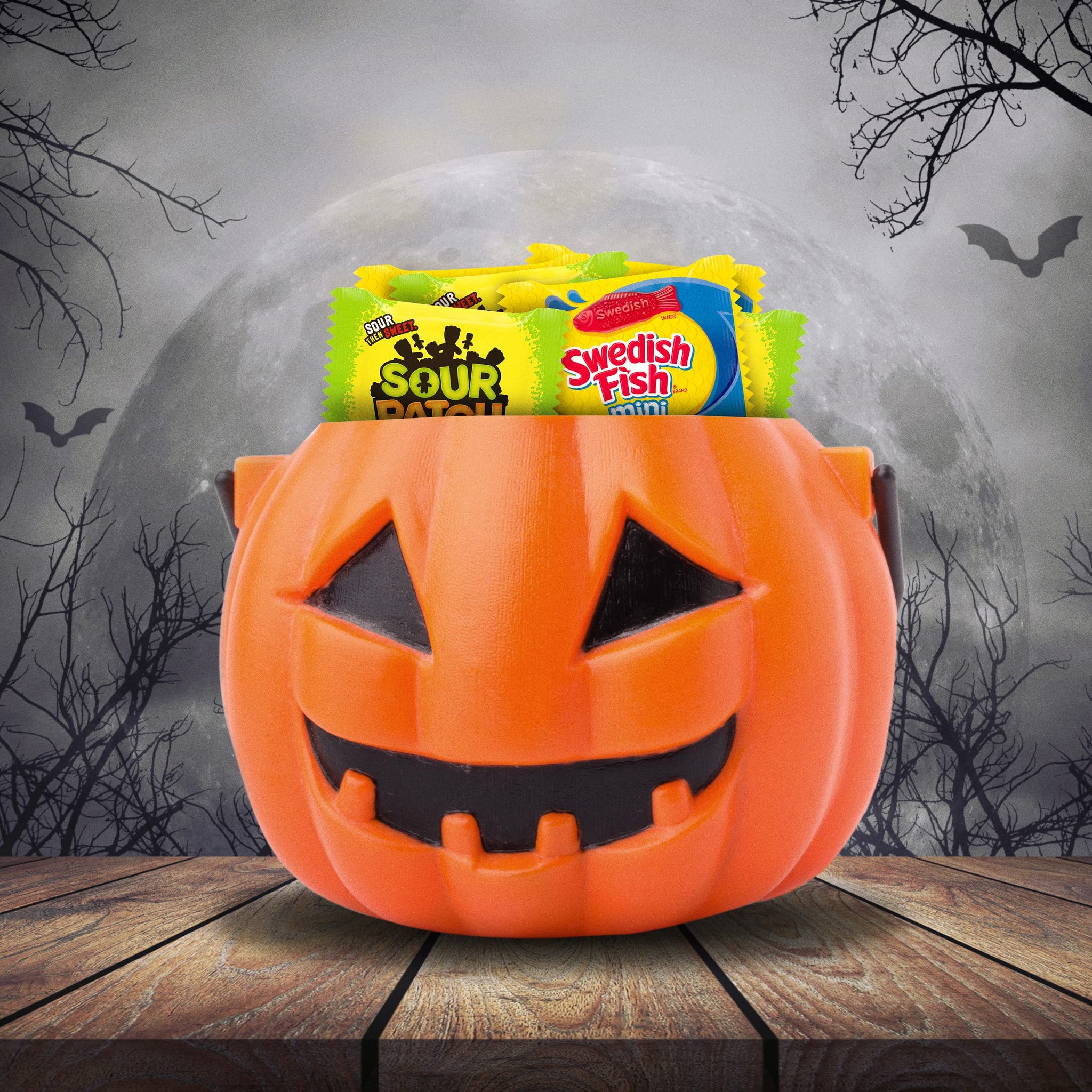 SOUR PATCH KIDS & SWEDISH FISH Mini Halloween Candy Variety Pack, 25 Trick or Treat Bags