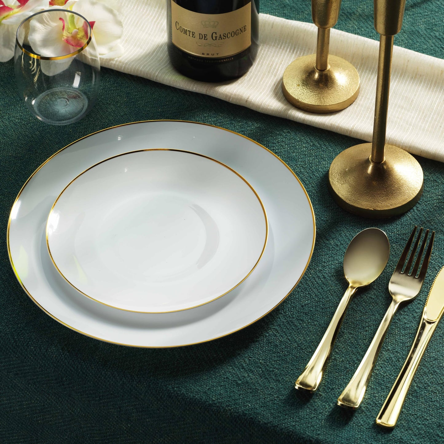Munfix 100 Gold Plastic Plates Set, 10.25 Inch Disposable Dinner Plates, Elegant Fancy Heavy Duty for Party, Wedding, White with Gold Rim