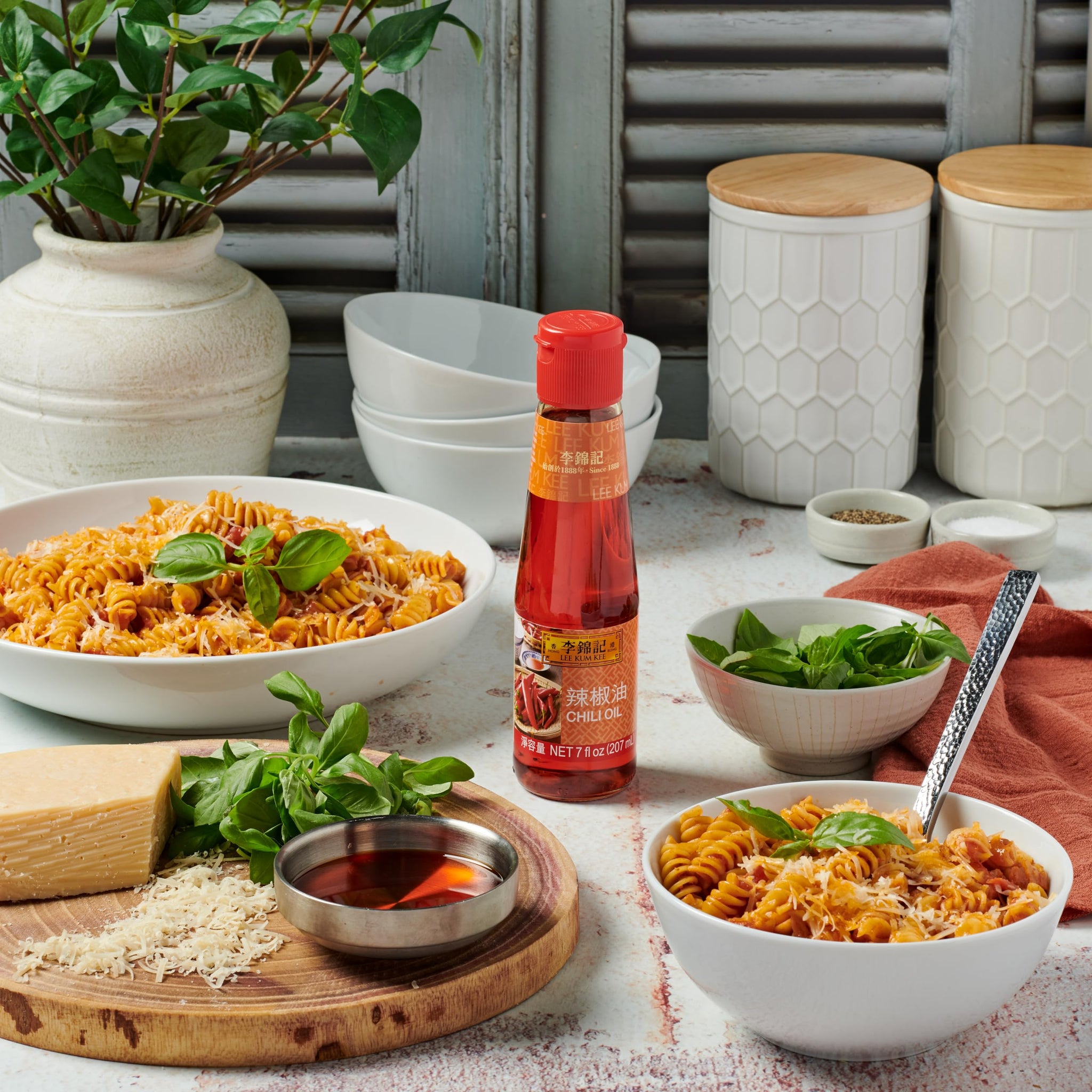 Lee Kum Kee Chili Oil (7 oz - 1 Pack), Crafted from Dried Chili Peppers and Soybean Oil, Spicy, Perfect for Dipping, Cold Dishes, Sichuan and Hunan