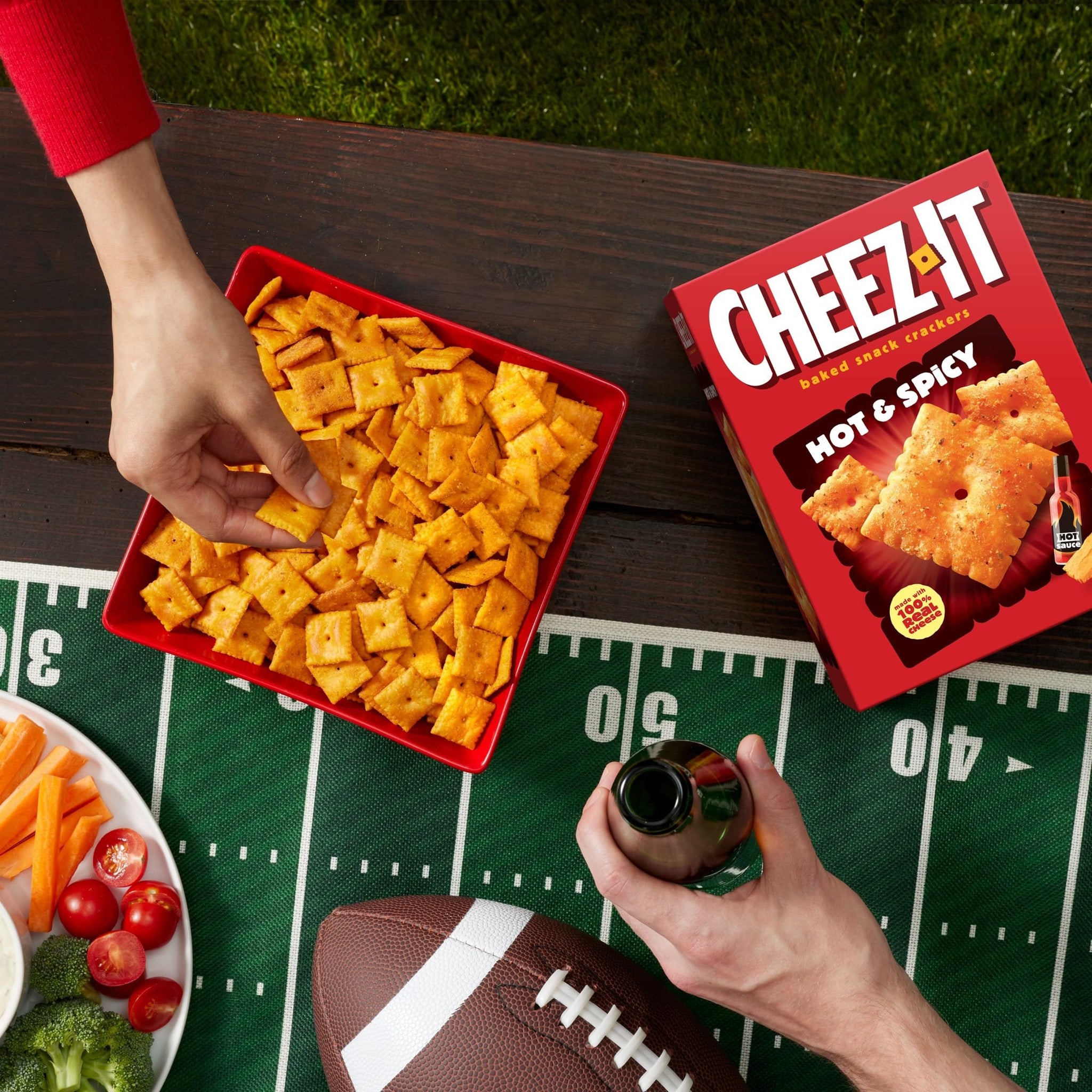 Cheez-It Baked Snack Crackers, Lunch Snacks, Family Size, Hot and Spicy, 21oz Box (1 Box)